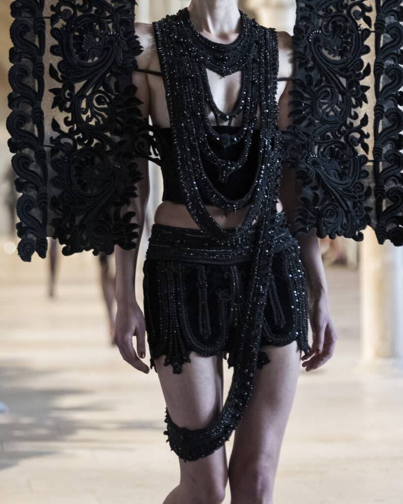 Rahul Mishra, DEVI : quand la broderie sculpte le corps comme la pierre 177 Rahul Mishra fashion show in Paris, Fall Winter 2026 Couture Fashion Week Photo by Valerio Mezzanotti