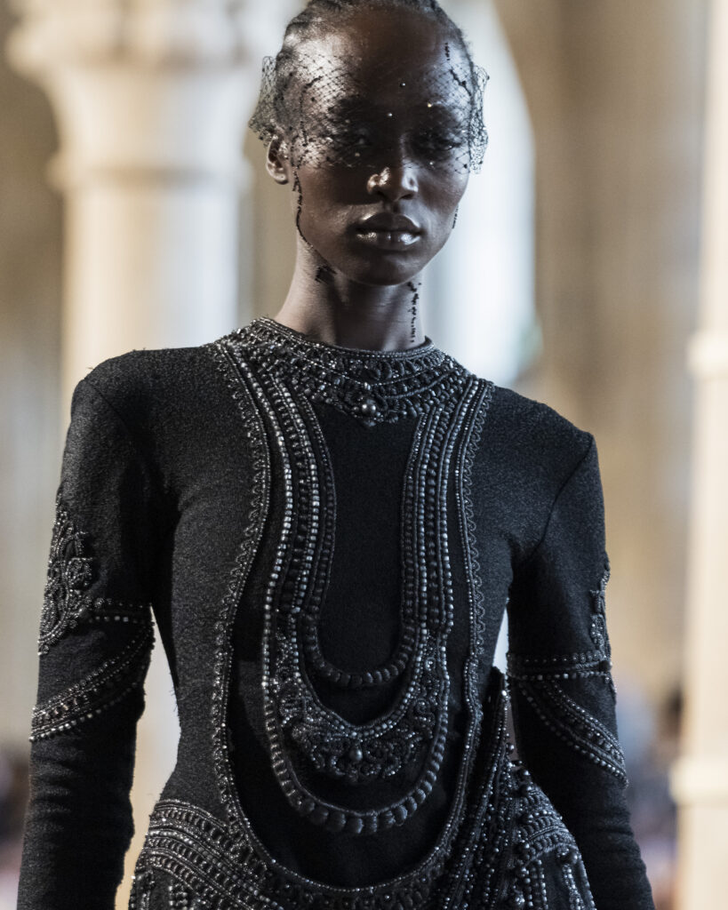 Rahul Mishra, DEVI : quand la broderie sculpte le corps comme la pierre 105 Rahul Mishra fashion show in Paris, Fall Winter 2026 Couture Fashion Week Photo by Valerio Mezzanotti