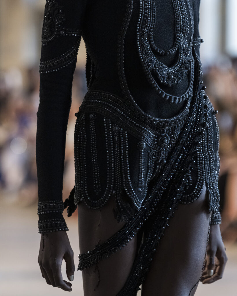 Rahul Mishra, DEVI : quand la broderie sculpte le corps comme la pierre 121 Rahul Mishra fashion show in Paris, Fall Winter 2026 Couture Fashion Week Photo by Valerio Mezzanotti