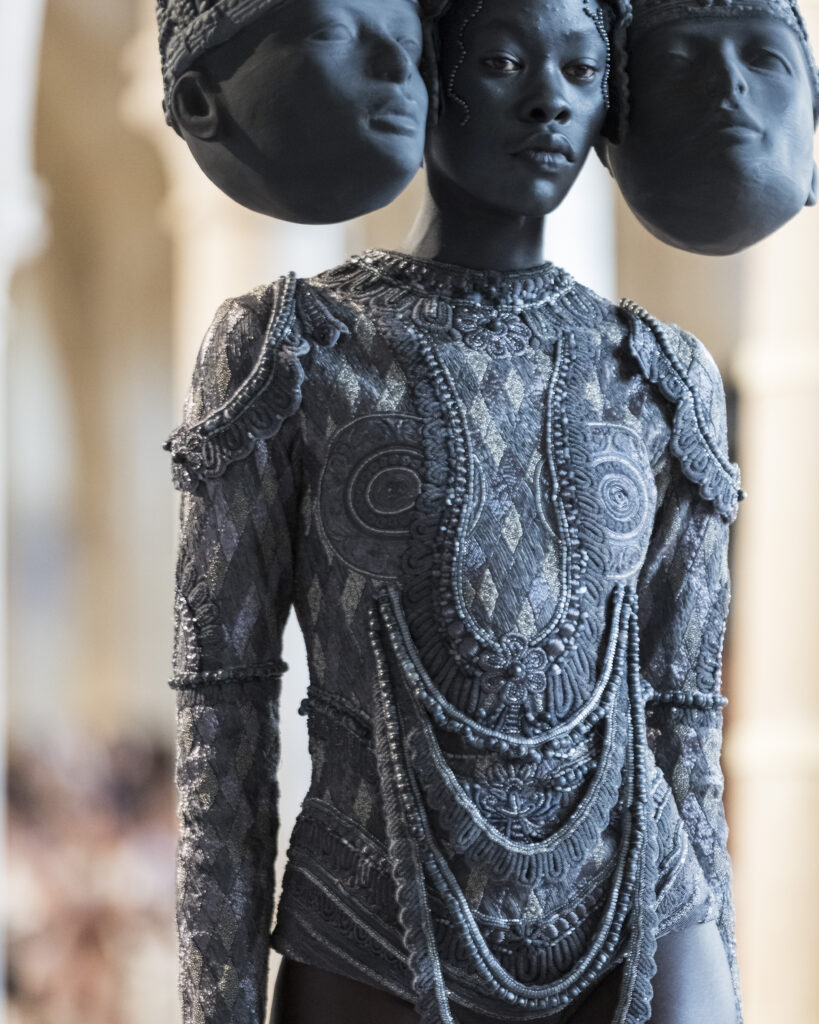 Rahul Mishra, DEVI : quand la broderie sculpte le corps comme la pierre 195 Rahul Mishra fashion show in Paris, Fall Winter 2026 Couture Fashion Week Photo by Valerio Mezzanotti