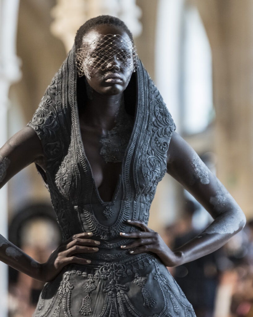 Rahul Mishra, DEVI : quand la broderie sculpte le corps comme la pierre 183 Rahul Mishra fashion show in Paris, Fall Winter 2026 Couture Fashion Week Photo by Valerio Mezzanotti