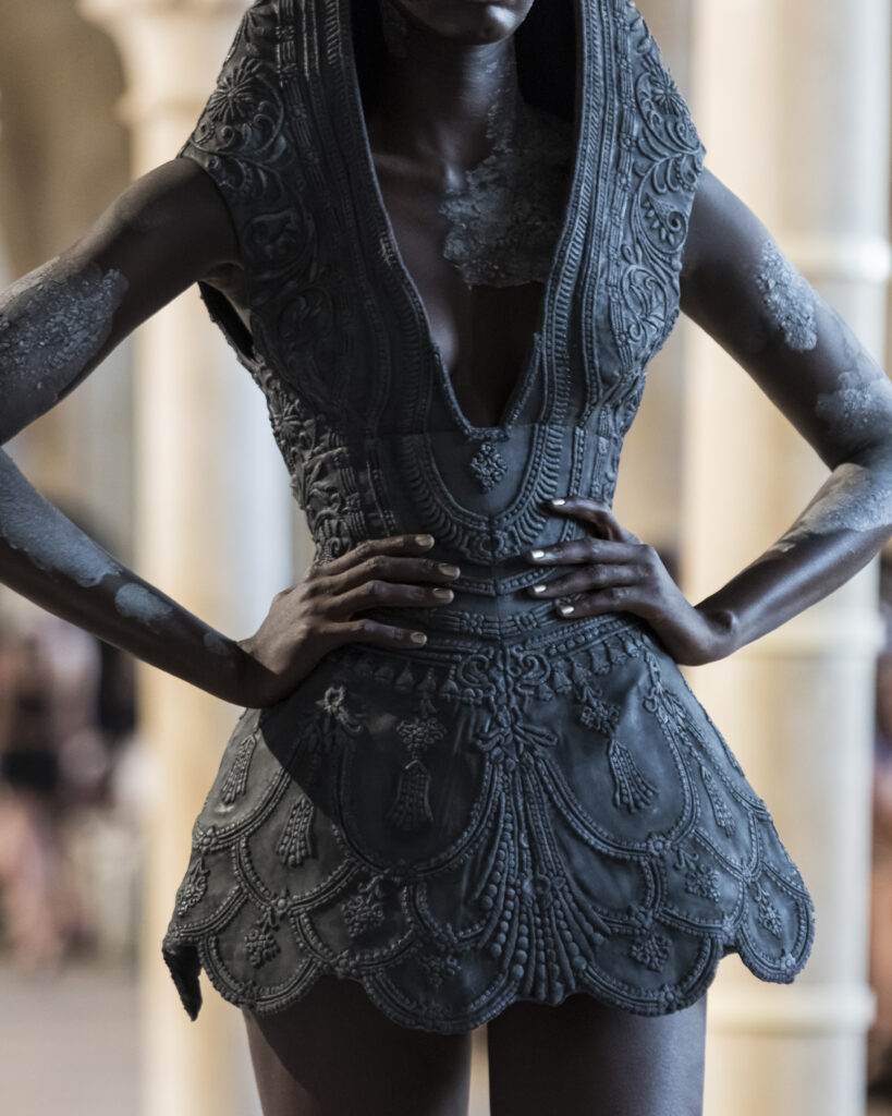 Rahul Mishra, DEVI : quand la broderie sculpte le corps comme la pierre 122 Rahul Mishra fashion show in Paris, Fall Winter 2026 Couture Fashion Week Photo by Valerio Mezzanotti