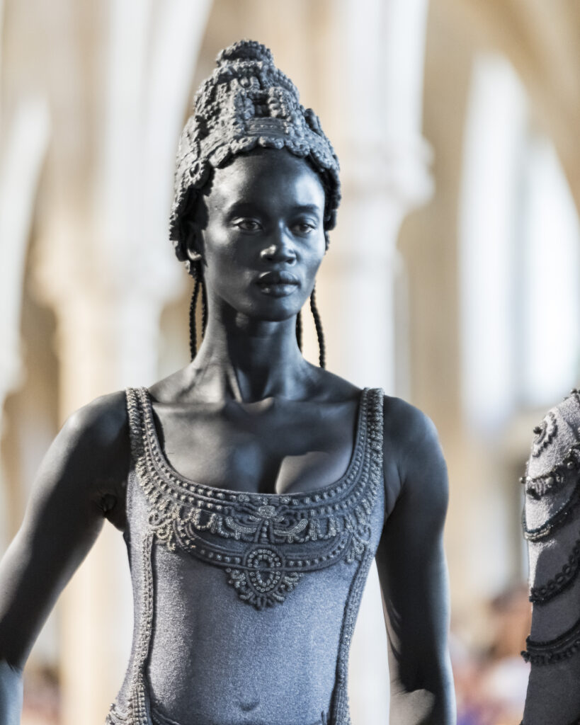 Rahul Mishra, DEVI : quand la broderie sculpte le corps comme la pierre 209 Rahul Mishra fashion show in Paris, Fall Winter 2026 Couture Fashion Week Photo by Valerio Mezzanotti