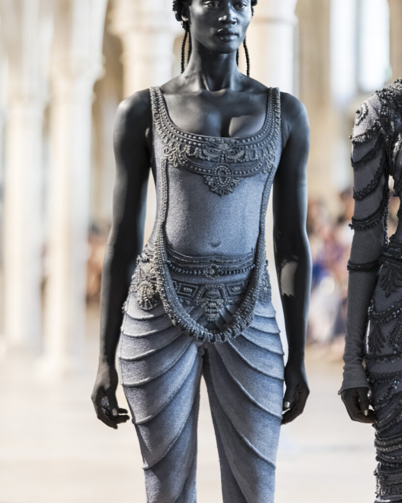 Rahul Mishra, DEVI : quand la broderie sculpte le corps comme la pierre 91 Rahul Mishra fashion show in Paris, Fall Winter 2026 Couture Fashion Week Photo by Valerio Mezzanotti