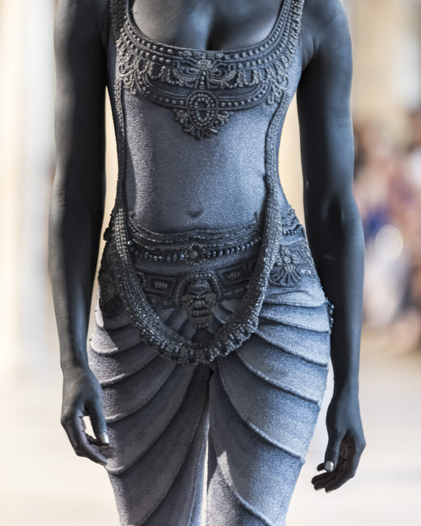 Rahul Mishra, DEVI : quand la broderie sculpte le corps comme la pierre 199 Rahul Mishra fashion show in Paris, Fall Winter 2026 Couture Fashion Week Photo by Valerio Mezzanotti