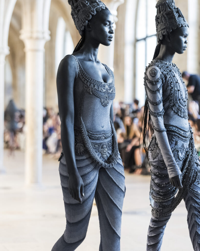 Rahul Mishra, DEVI : quand la broderie sculpte le corps comme la pierre 238 Rahul Mishra fashion show in Paris, Fall Winter 2026 Couture Fashion Week Photo by Valerio Mezzanotti