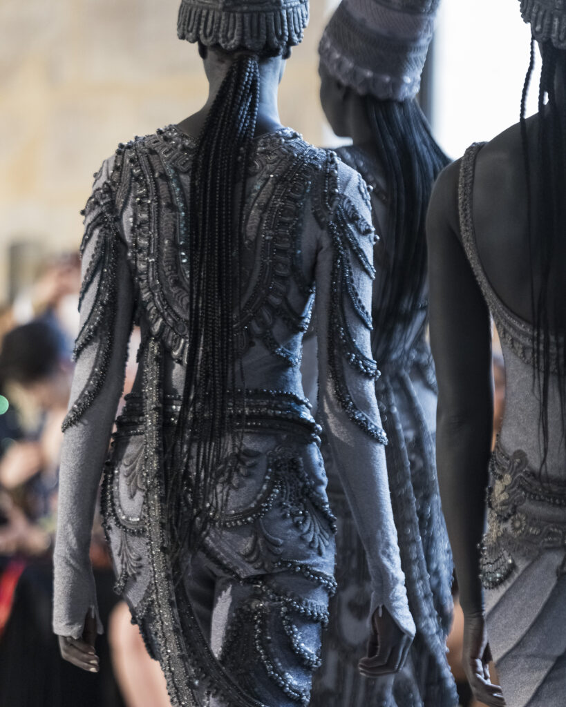 Rahul Mishra, DEVI : quand la broderie sculpte le corps comme la pierre 78 Rahul Mishra fashion show in Paris, Fall Winter 2026 Couture Fashion Week Photo by Valerio Mezzanotti