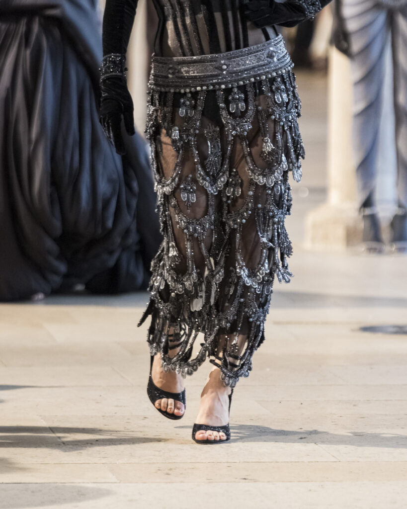 Rahul Mishra, DEVI : quand la broderie sculpte le corps comme la pierre 79 Rahul Mishra fashion show in Paris, Fall Winter 2026 Couture Fashion Week Photo by Valerio Mezzanotti
