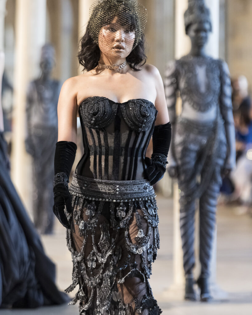 Rahul Mishra, DEVI : quand la broderie sculpte le corps comme la pierre 65 Rahul Mishra fashion show in Paris, Fall Winter 2026 Couture Fashion Week Photo by Valerio Mezzanotti