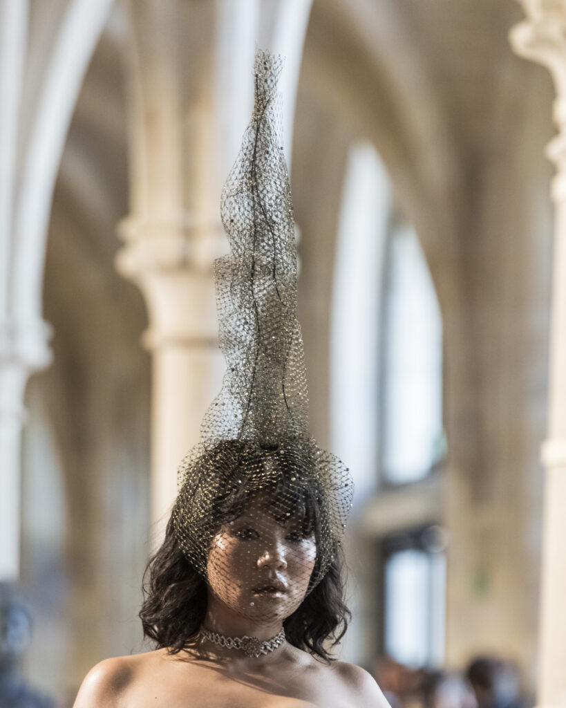 Rahul Mishra, DEVI : quand la broderie sculpte le corps comme la pierre 212 Rahul Mishra fashion show in Paris, Fall Winter 2026 Couture Fashion Week Photo by Valerio Mezzanotti