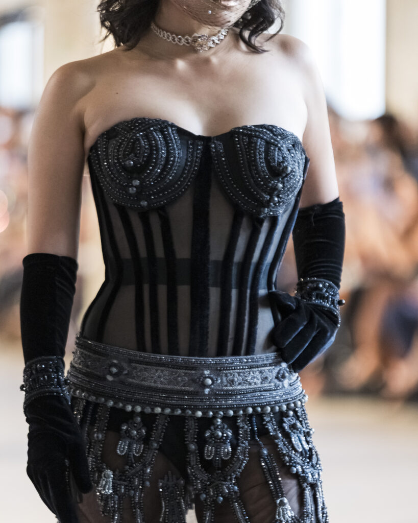 Rahul Mishra, DEVI : quand la broderie sculpte le corps comme la pierre 200 Rahul Mishra fashion show in Paris, Fall Winter 2026 Couture Fashion Week Photo by Valerio Mezzanotti