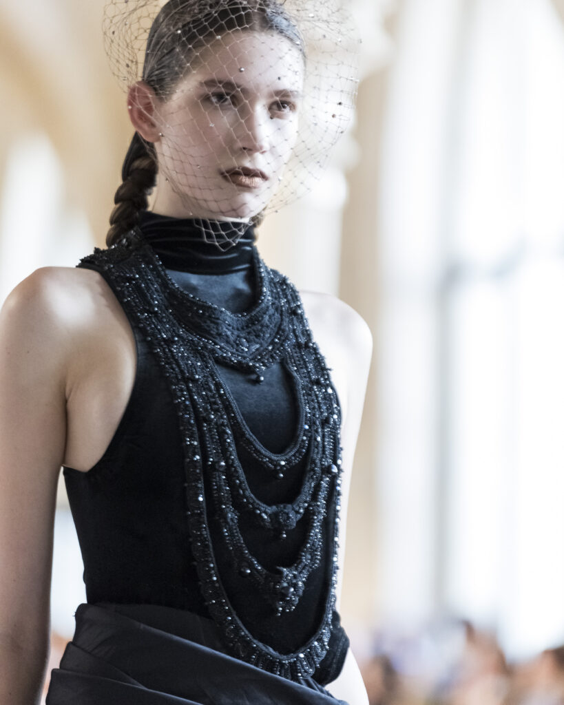 Rahul Mishra, DEVI : quand la broderie sculpte le corps comme la pierre 234 Rahul Mishra fashion show in Paris, Fall Winter 2026 Couture Fashion Week Photo by Valerio Mezzanotti
