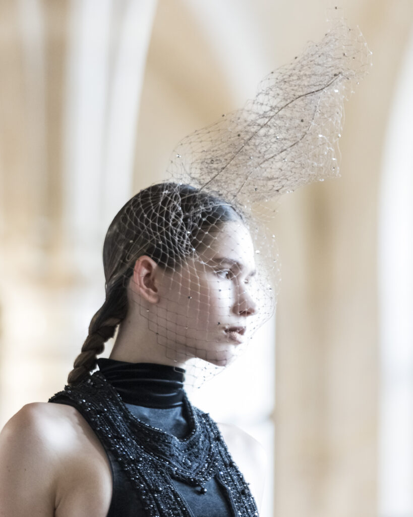 Rahul Mishra, DEVI : quand la broderie sculpte le corps comme la pierre 74 Rahul Mishra fashion show in Paris, Fall Winter 2026 Couture Fashion Week Photo by Valerio Mezzanotti