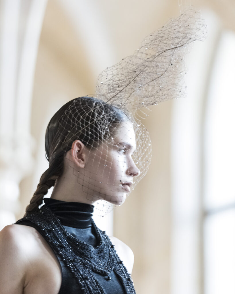 Rahul Mishra, DEVI : quand la broderie sculpte le corps comme la pierre 88 Rahul Mishra fashion show in Paris, Fall Winter 2026 Couture Fashion Week Photo by Valerio Mezzanotti
