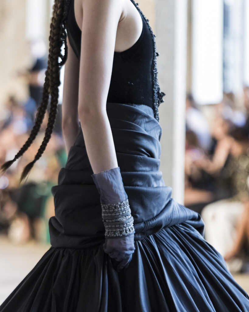 Rahul Mishra, DEVI : quand la broderie sculpte le corps comme la pierre 196 Rahul Mishra fashion show in Paris, Fall Winter 2026 Couture Fashion Week Photo by Valerio Mezzanotti