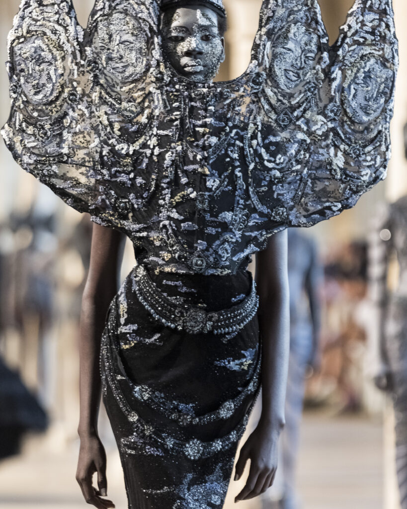 Rahul Mishra, DEVI : quand la broderie sculpte le corps comme la pierre 168 Rahul Mishra fashion show in Paris, Fall Winter 2026 Couture Fashion Week Photo by Valerio Mezzanotti