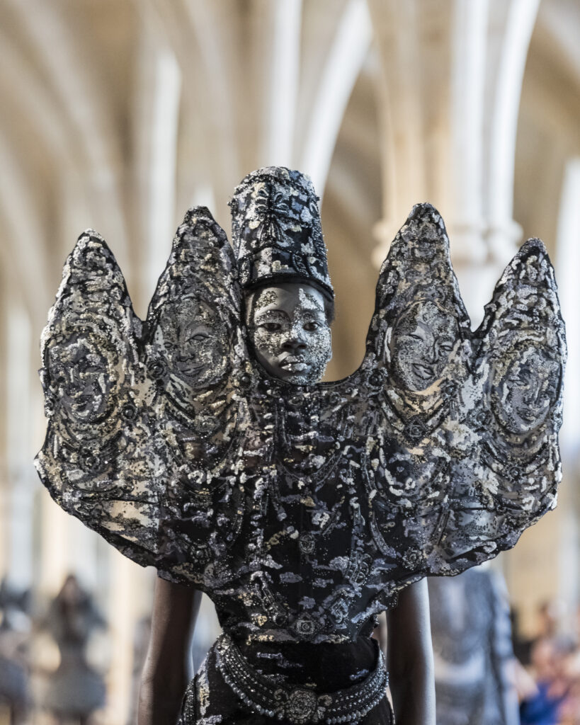 Rahul Mishra, DEVI : quand la broderie sculpte le corps comme la pierre 133 Rahul Mishra fashion show in Paris, Fall Winter 2026 Couture Fashion Week Photo by Valerio Mezzanotti