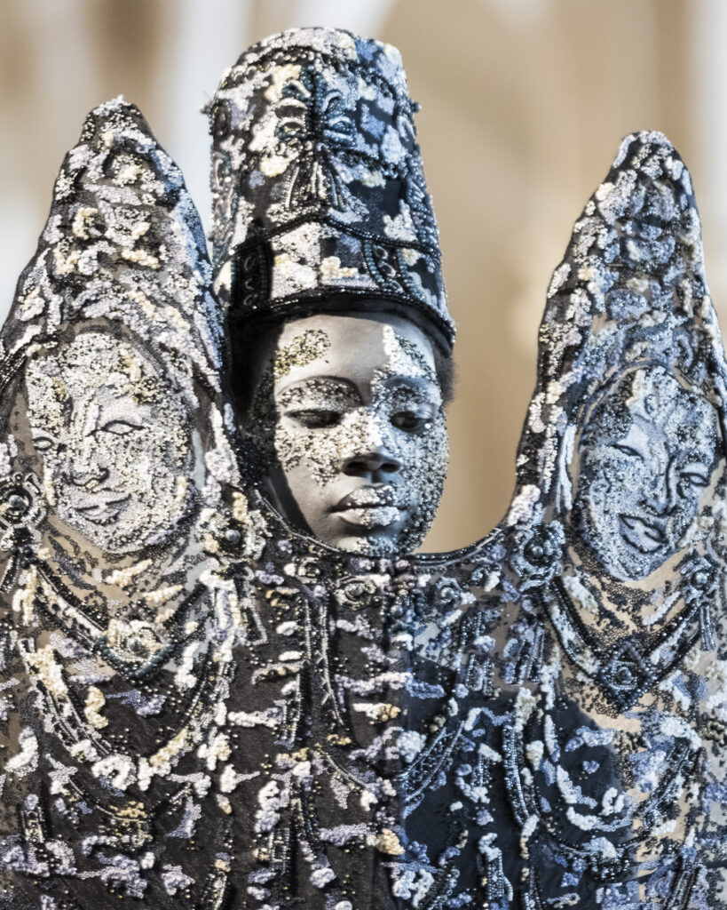 Rahul Mishra, DEVI : quand la broderie sculpte le corps comme la pierre 143 Rahul Mishra fashion show in Paris, Fall Winter 2026 Couture Fashion Week Photo by Valerio Mezzanotti