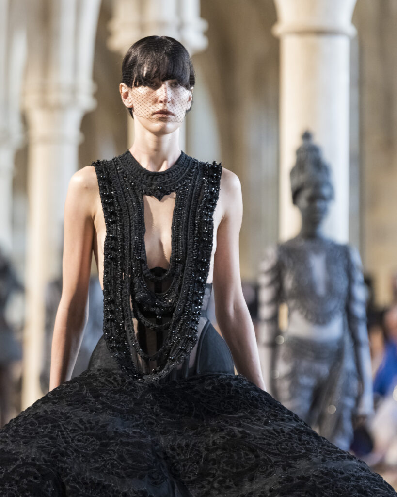 Rahul Mishra, DEVI : quand la broderie sculpte le corps comme la pierre 107 Rahul Mishra fashion show in Paris, Fall Winter 2026 Couture Fashion Week Photo by Valerio Mezzanotti