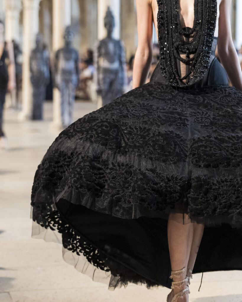 Rahul Mishra, DEVI : quand la broderie sculpte le corps comme la pierre 167 Rahul Mishra fashion show in Paris, Fall Winter 2026 Couture Fashion Week Photo by Valerio Mezzanotti