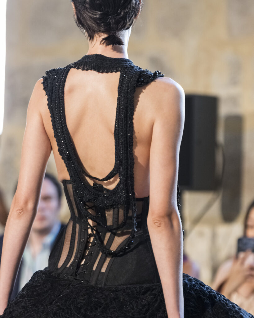 Rahul Mishra, DEVI : quand la broderie sculpte le corps comme la pierre 117 Rahul Mishra fashion show in Paris, Fall Winter 2026 Couture Fashion Week Photo by Valerio Mezzanotti