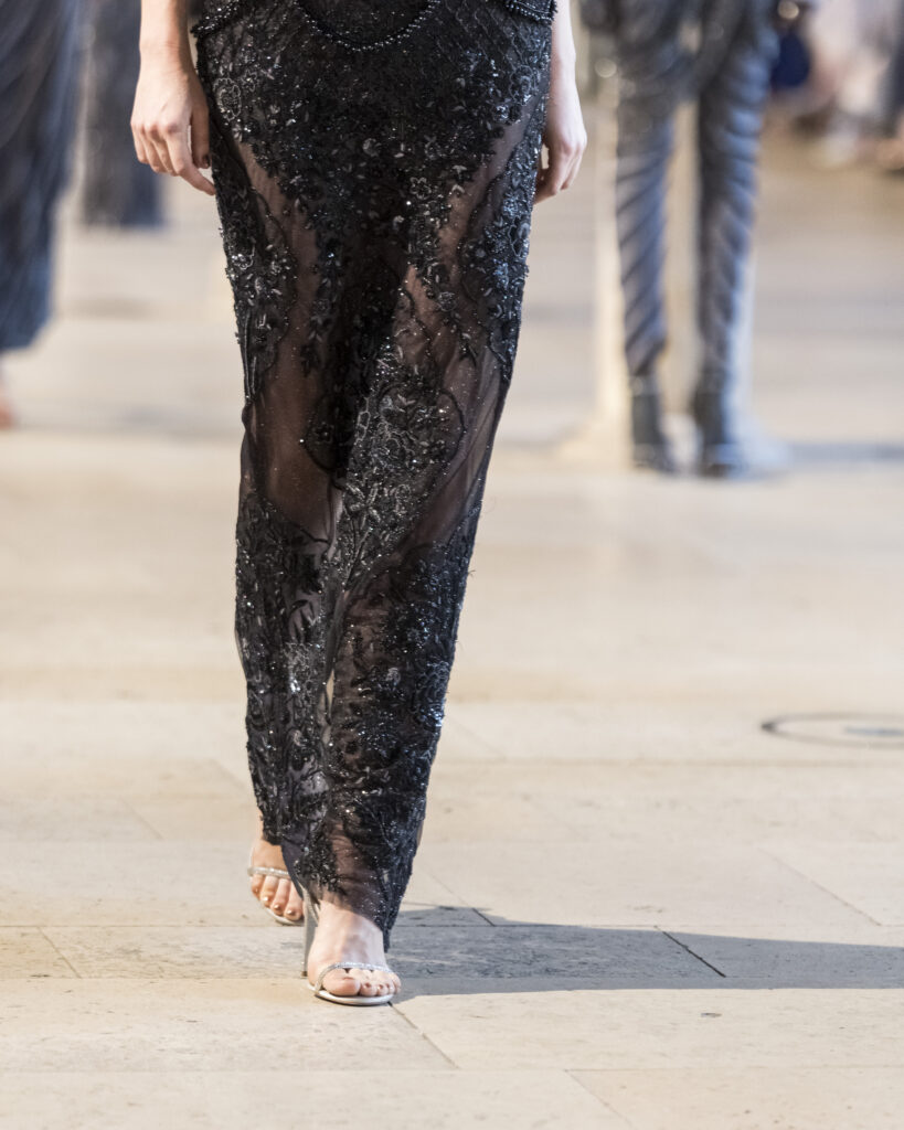 Rahul Mishra, DEVI : quand la broderie sculpte le corps comme la pierre 245 Rahul Mishra fashion show in Paris, Fall Winter 2026 Couture Fashion Week Photo by Valerio Mezzanotti