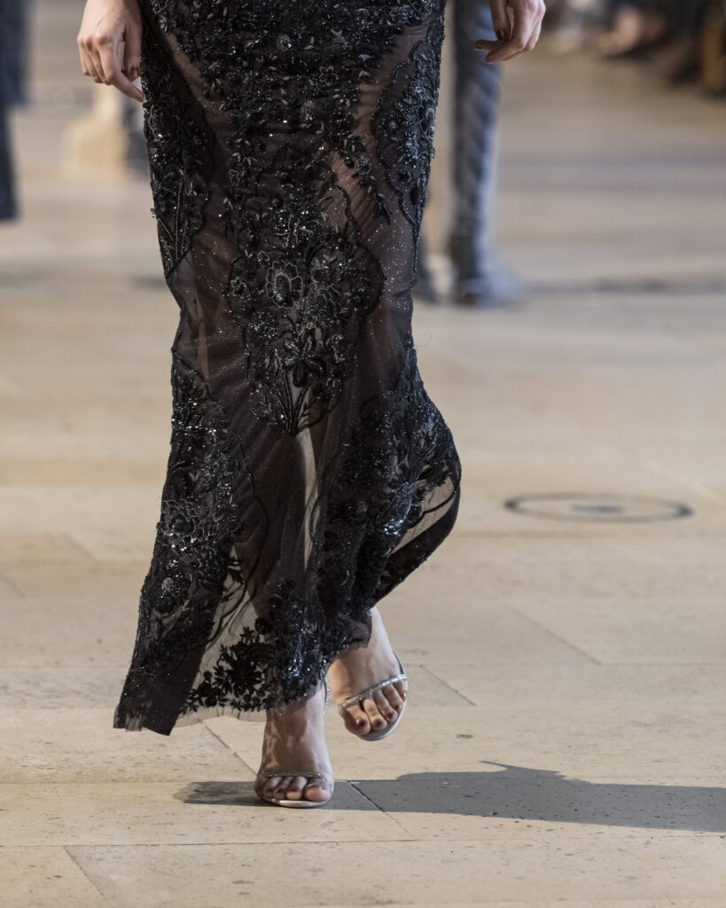 Rahul Mishra, DEVI : quand la broderie sculpte le corps comme la pierre 149 Rahul Mishra fashion show in Paris, Fall Winter 2026 Couture Fashion Week Photo by Valerio Mezzanotti