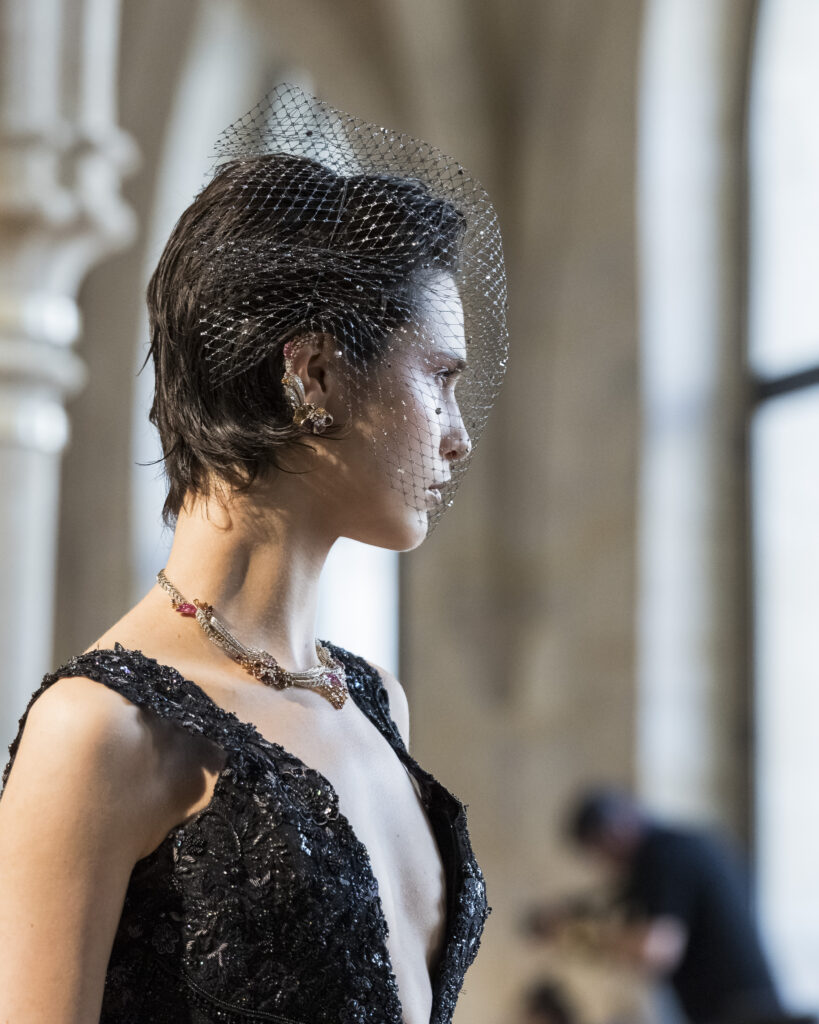 Rahul Mishra, DEVI : quand la broderie sculpte le corps comme la pierre 137 Rahul Mishra fashion show in Paris, Fall Winter 2026 Couture Fashion Week Photo by Valerio Mezzanotti