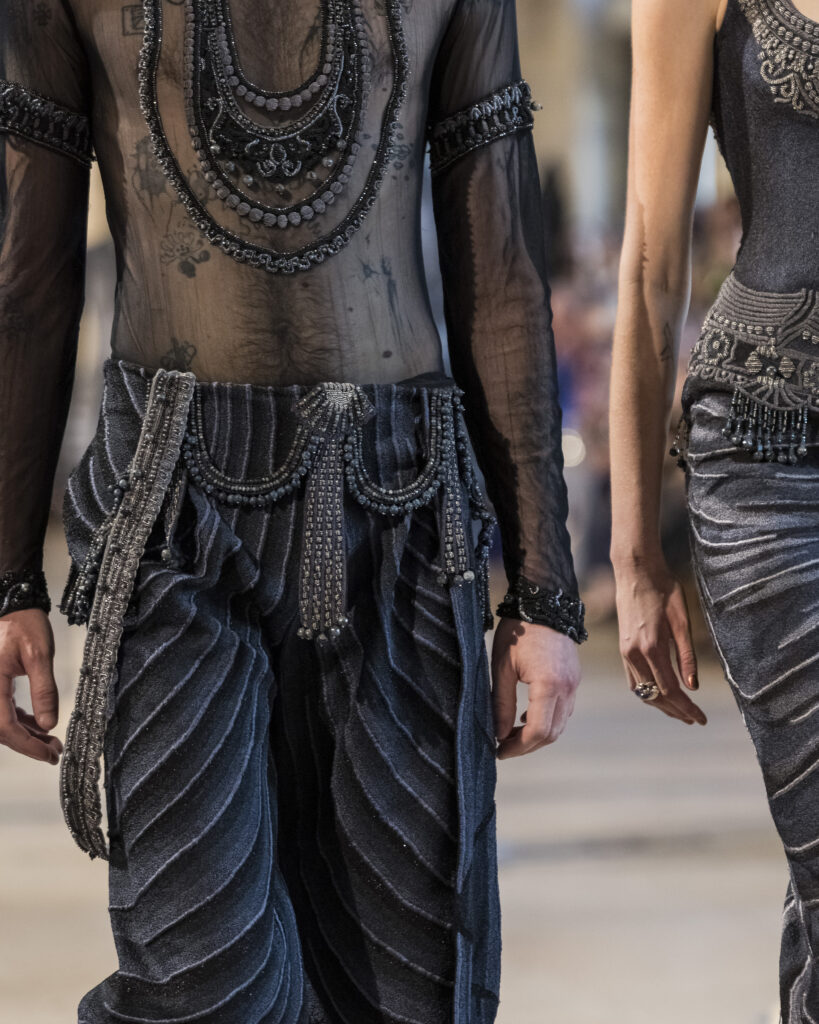 Rahul Mishra, DEVI : quand la broderie sculpte le corps comme la pierre 203 Rahul Mishra fashion show in Paris, Fall Winter 2026 Couture Fashion Week Photo by Valerio Mezzanotti