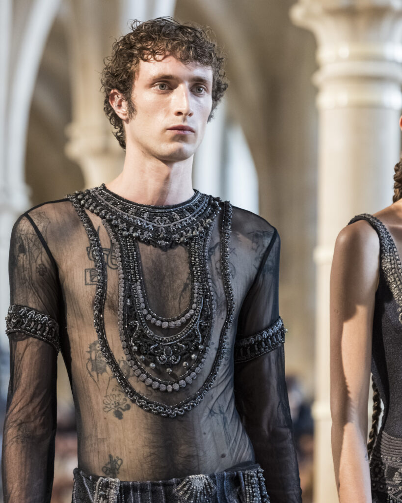 Rahul Mishra, DEVI : quand la broderie sculpte le corps comme la pierre 213 Rahul Mishra fashion show in Paris, Fall Winter 2026 Couture Fashion Week Photo by Valerio Mezzanotti