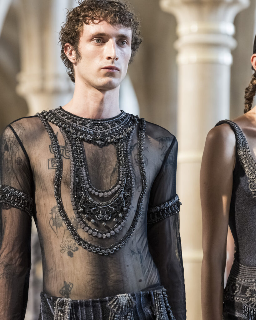 Rahul Mishra, DEVI : quand la broderie sculpte le corps comme la pierre 202 Rahul Mishra fashion show in Paris, Fall Winter 2026 Couture Fashion Week Photo by Valerio Mezzanotti