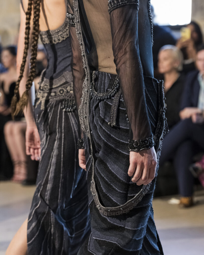 Rahul Mishra, DEVI : quand la broderie sculpte le corps comme la pierre 222 Rahul Mishra fashion show in Paris, Fall Winter 2026 Couture Fashion Week Photo by Valerio Mezzanotti