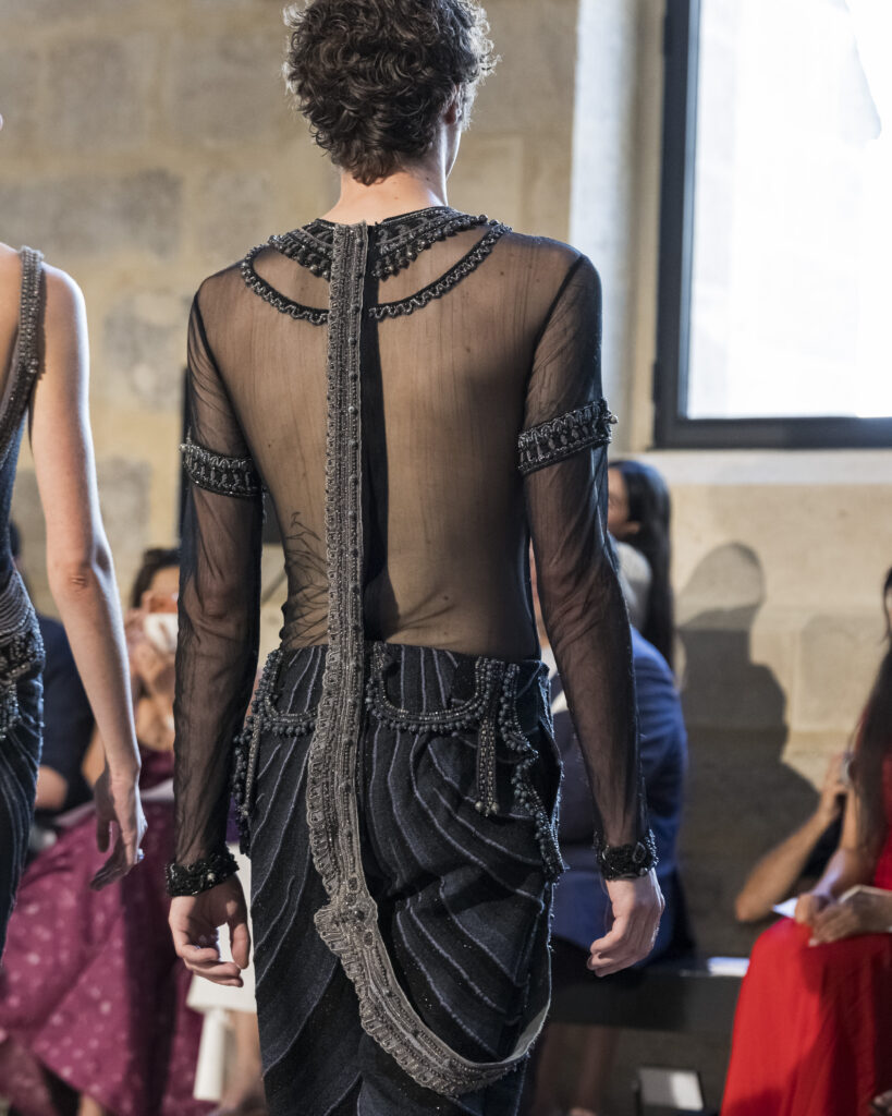 Rahul Mishra, DEVI : quand la broderie sculpte le corps comme la pierre 98 Rahul Mishra fashion show in Paris, Fall Winter 2026 Couture Fashion Week Photo by Valerio Mezzanotti