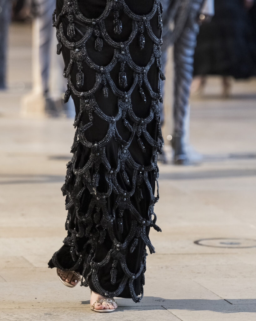 Rahul Mishra, DEVI : quand la broderie sculpte le corps comme la pierre 27 Rahul Mishra fashion show in Paris, Fall Winter 2026 Couture Fashion Week Photo by Valerio Mezzanotti