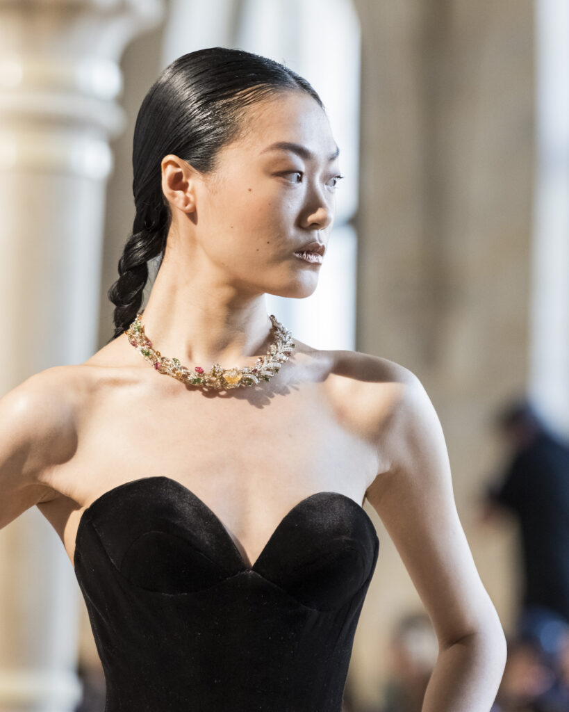 Rahul Mishra, DEVI : quand la broderie sculpte le corps comme la pierre 241 Rahul Mishra fashion show in Paris, Fall Winter 2026 Couture Fashion Week Photo by Valerio Mezzanotti