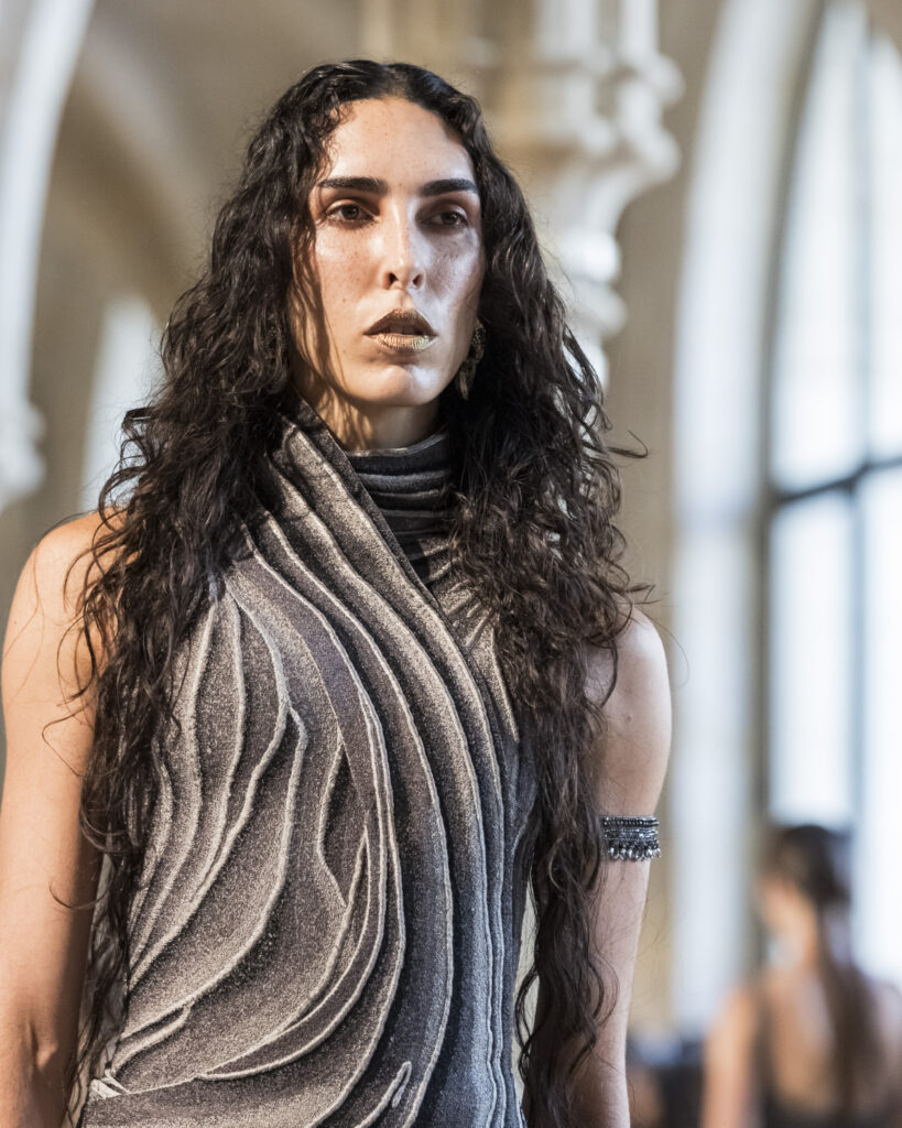 Rahul Mishra, DEVI : quand la broderie sculpte le corps comme la pierre 75 Rahul Mishra fashion show in Paris, Fall Winter 2026 Couture Fashion Week Photo by Valerio Mezzanotti