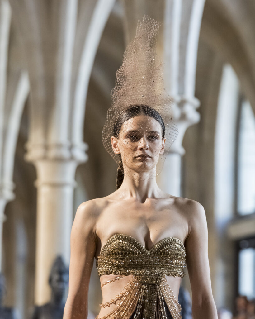 Rahul Mishra, DEVI : quand la broderie sculpte le corps comme la pierre 67 Rahul Mishra fashion show in Paris, Fall Winter 2026 Couture Fashion Week Photo by Valerio Mezzanotti