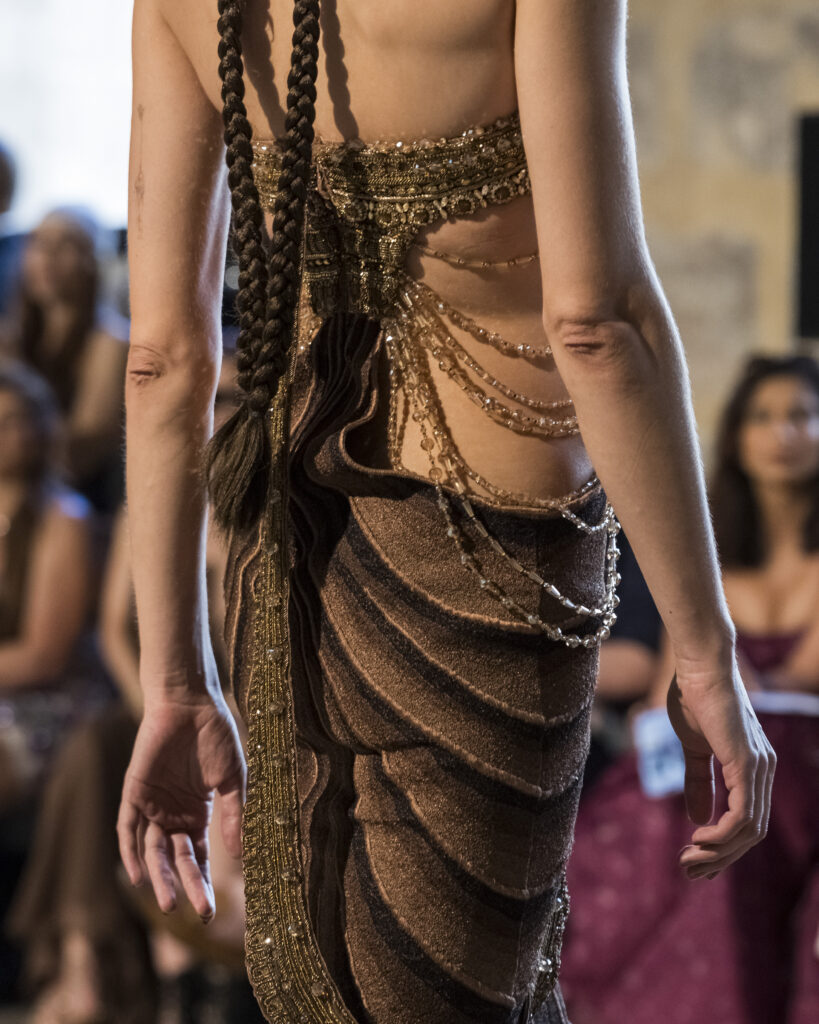 Rahul Mishra, DEVI : quand la broderie sculpte le corps comme la pierre 198 Rahul Mishra fashion show in Paris, Fall Winter 2026 Couture Fashion Week Photo by Valerio Mezzanotti