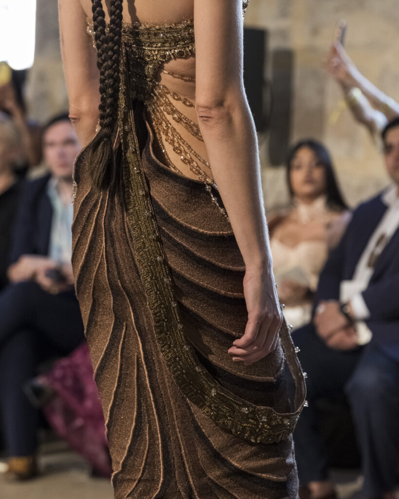 Rahul Mishra, DEVI : quand la broderie sculpte le corps comme la pierre 156 Rahul Mishra fashion show in Paris, Fall Winter 2026 Couture Fashion Week Photo by Valerio Mezzanotti