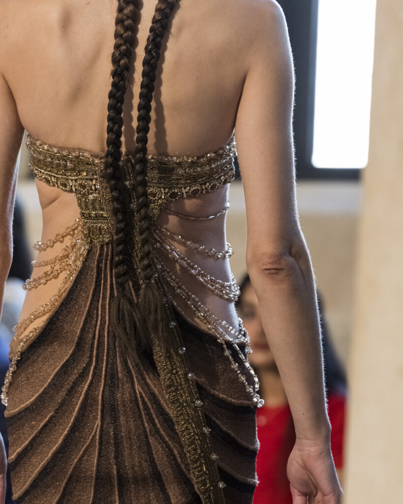 Rahul Mishra, DEVI : quand la broderie sculpte le corps comme la pierre 192 Rahul Mishra fashion show in Paris, Fall Winter 2026 Couture Fashion Week Photo by Valerio Mezzanotti