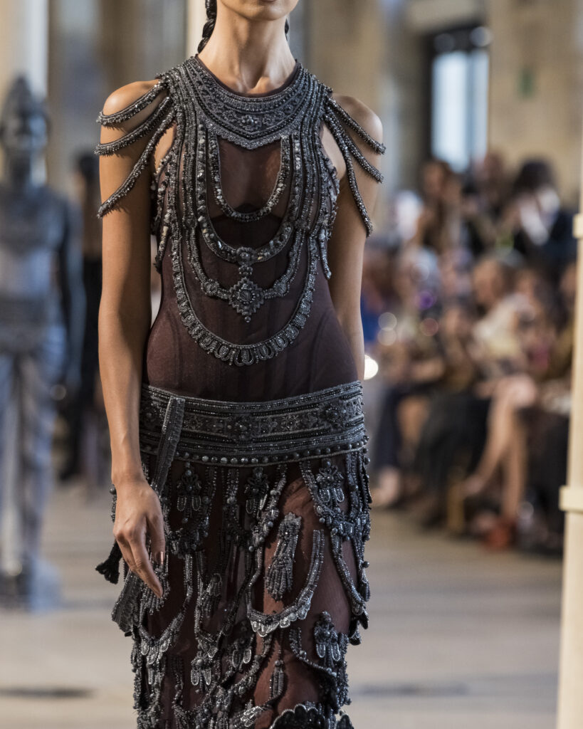 Rahul Mishra, DEVI : quand la broderie sculpte le corps comme la pierre 163 Rahul Mishra fashion show in Paris, Fall Winter 2026 Couture Fashion Week Photo by Valerio Mezzanotti