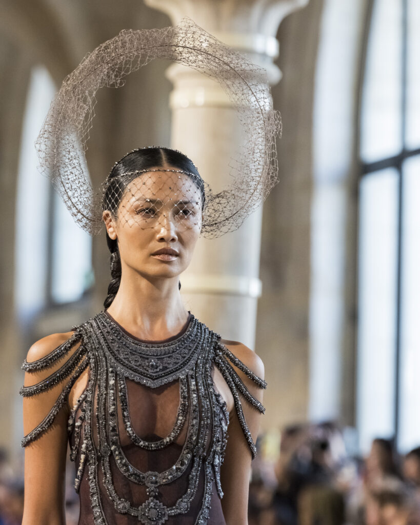 Rahul Mishra, DEVI : quand la broderie sculpte le corps comme la pierre 116 Rahul Mishra fashion show in Paris, Fall Winter 2026 Couture Fashion Week Photo by Valerio Mezzanotti