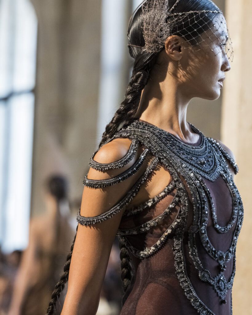 Rahul Mishra, DEVI : quand la broderie sculpte le corps comme la pierre 148 Rahul Mishra fashion show in Paris, Fall Winter 2026 Couture Fashion Week Photo by Valerio Mezzanotti