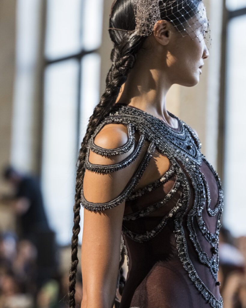 Rahul Mishra, DEVI : quand la broderie sculpte le corps comme la pierre 115 Rahul Mishra fashion show in Paris, Fall Winter 2026 Couture Fashion Week Photo by Valerio Mezzanotti