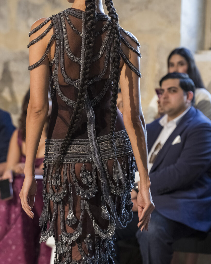 Rahul Mishra, DEVI : quand la broderie sculpte le corps comme la pierre 169 Rahul Mishra fashion show in Paris, Fall Winter 2026 Couture Fashion Week Photo by Valerio Mezzanotti