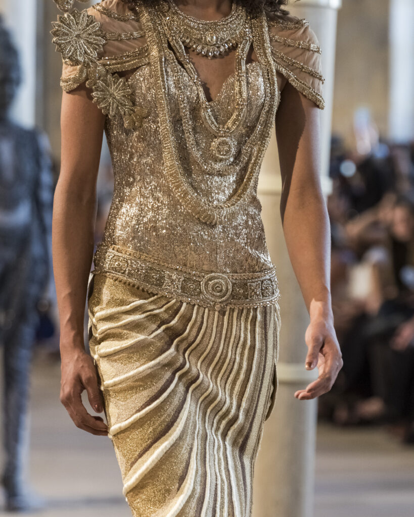 Rahul Mishra, DEVI : quand la broderie sculpte le corps comme la pierre 72 Rahul Mishra fashion show in Paris, Fall Winter 2026 Couture Fashion Week Photo by Valerio Mezzanotti