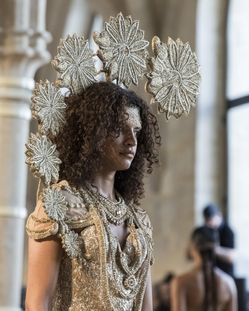 Rahul Mishra, DEVI : quand la broderie sculpte le corps comme la pierre 243 Rahul Mishra fashion show in Paris, Fall Winter 2026 Couture Fashion Week Photo by Valerio Mezzanotti