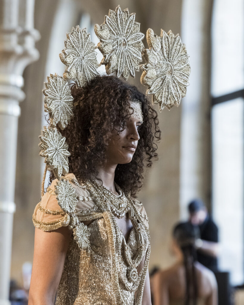 Rahul Mishra, DEVI : quand la broderie sculpte le corps comme la pierre 26 Rahul Mishra fashion show in Paris, Fall Winter 2026 Couture Fashion Week Photo by Valerio Mezzanotti