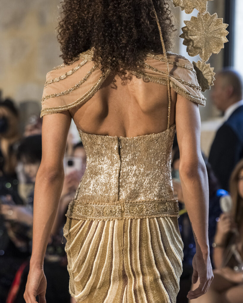 Rahul Mishra, DEVI : quand la broderie sculpte le corps comme la pierre 86 Rahul Mishra fashion show in Paris, Fall Winter 2026 Couture Fashion Week Photo by Valerio Mezzanotti