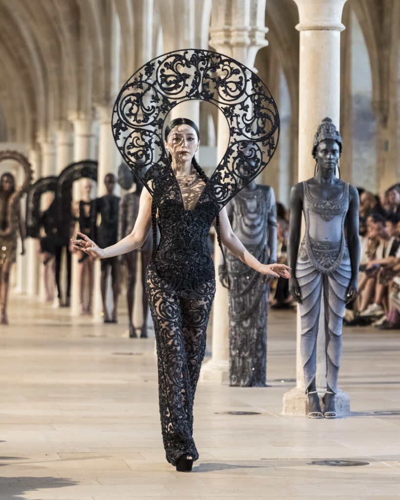 Rahul Mishra, DEVI : quand la broderie sculpte le corps comme la pierre 89 Rahul Mishra fashion show in Paris, Fall Winter 2026 Couture Fashion Week Photo by Valerio Mezzanotti